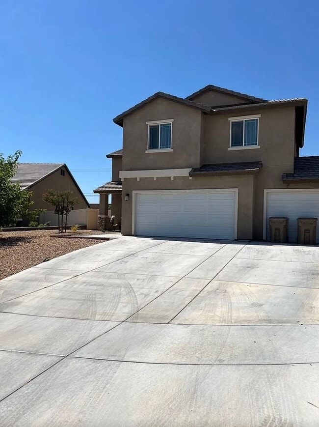 13727 Tyler Ct in Oak Hills, CA - Building Photo - Building Photo