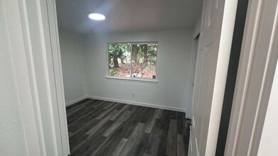 1433 E Dearborn Ave in Shelton, WA - Building Photo - Building Photo