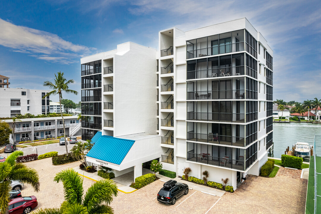 Vanderbilt Bay II in Naples, FL - Foto de edificio