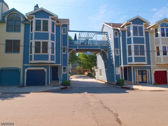 8 Raritan Pointe in Lambertville, NJ - Building Photo - Building Photo