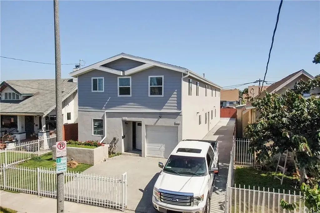713 W 58th St in Los Angeles, CA - Building Photo