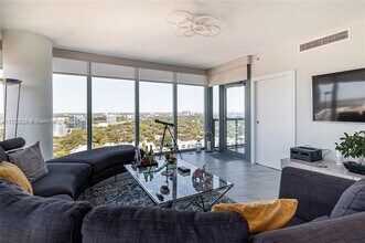 601 NE 36th St in Miami, FL - Foto de edificio - Building Photo