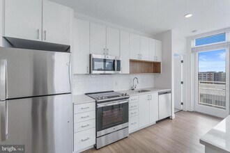 1215 N Fayette St-Unit -521 in Alexandria, VA - Building Photo - Building Photo