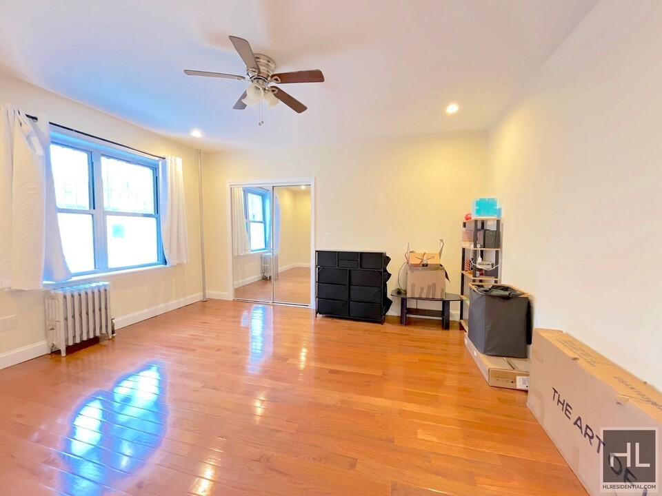 58-06 43rd Ave in Queens, NY - Building Photo