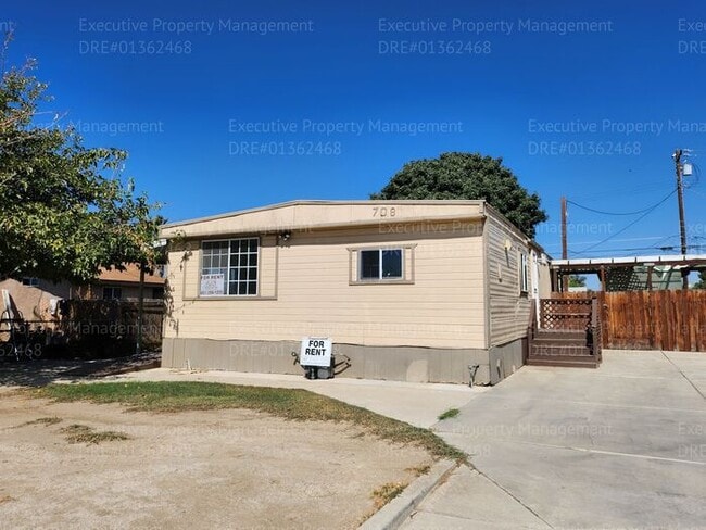 708 Curtis Dr in Bakersfield, CA - Foto de edificio - Building Photo