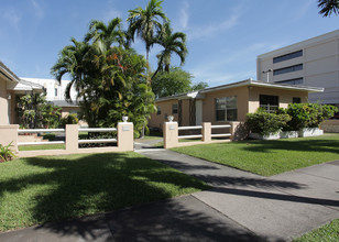 221-223 Antiquera Ave in Coral Gables, FL - Building Photo - Building Photo