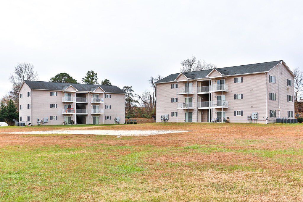 Colonial Village Apartments in Lincolnton, NC