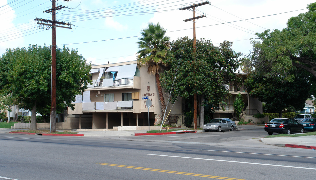 13505 Burbank Blvd in Van Nuys, CA - Building Photo