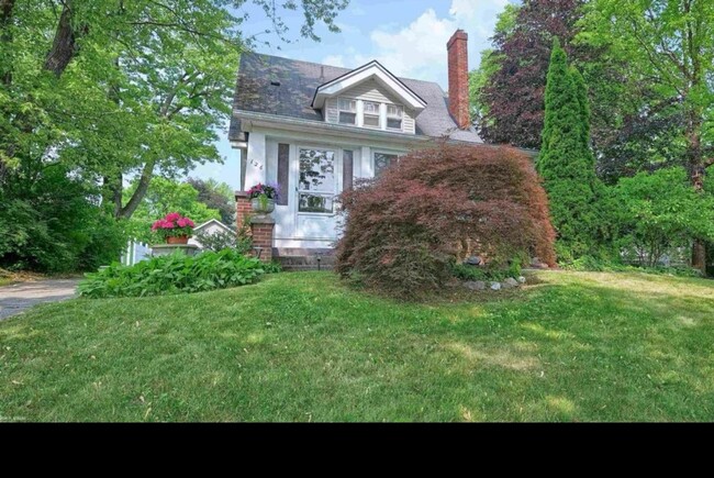 property at 126 S Roslyn Rd