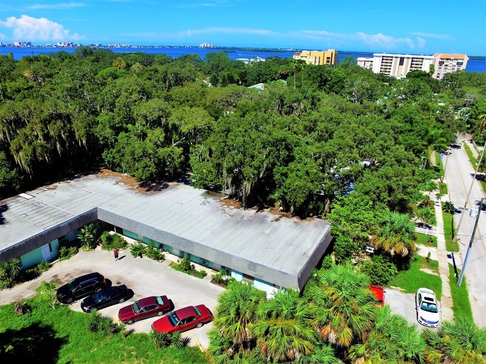 329 Albert St in Dunedin, FL - Foto de edificio