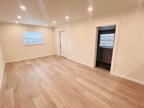 5800 Virginia Ave in New Port Richey, FL - Foto de edificio - Building Photo