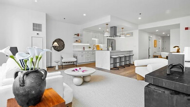 301 W Goethe St, Unit 203 in Chicago, IL - Building Photo - Building Photo