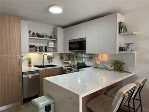 1666 West Ave, Unit 305 in Miami Beach, FL - Foto de edificio - Building Photo
