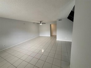 6837 SW 39th Dr in Miramar, FL - Foto de edificio - Building Photo