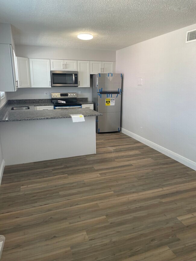 121 Marcelle Ave, Unit #4 in Port Orange, FL - Foto de edificio - Building Photo