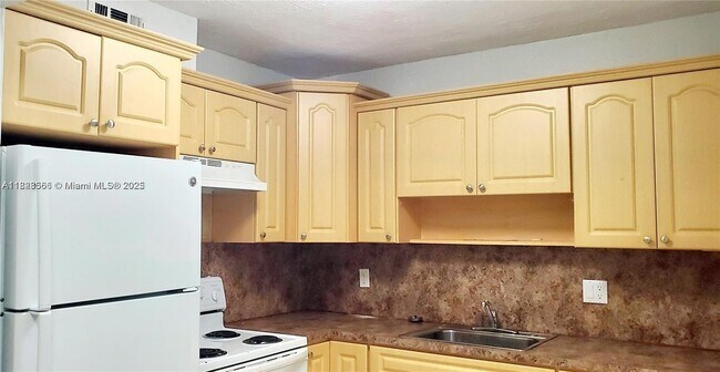 4163 SW 67th Ave in Davie, FL - Building Photo - Building Photo