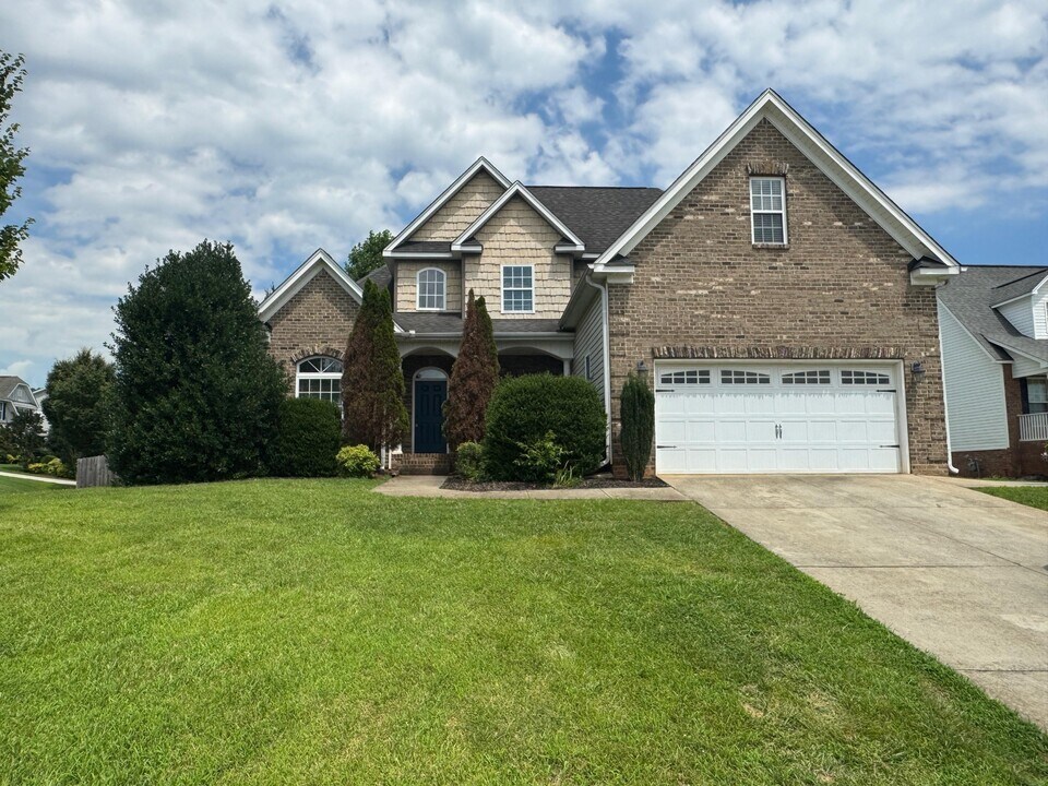 4852 Knollview Dr in Walkertown, NC - Building Photo