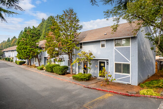 CRYSTAL SPRINGS CONDOMINIUMS in Portland, OR - Building Photo - Primary Photo