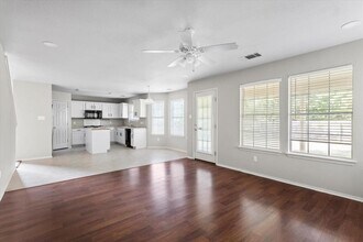 10525 Hainsworth Park Dr in Austin, TX - Foto de edificio - Building Photo