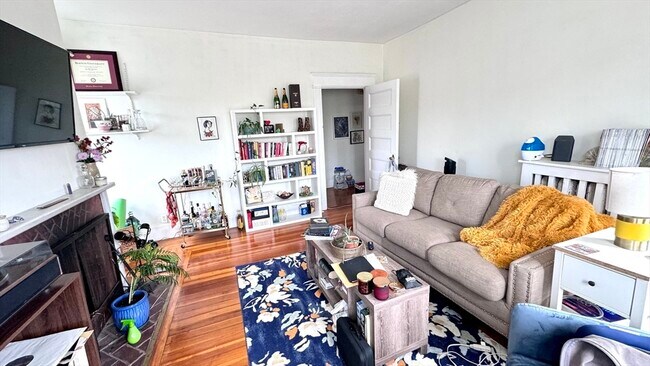 429 Harvard St, Unit 3A in Brookline, MA - Foto de edificio - Building Photo