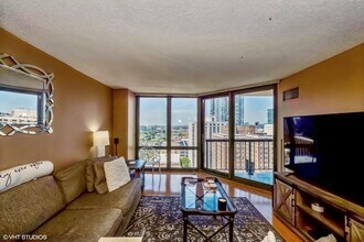 111 W Maple St, Unit 1508 in Chicago, IL - Building Photo - Building Photo