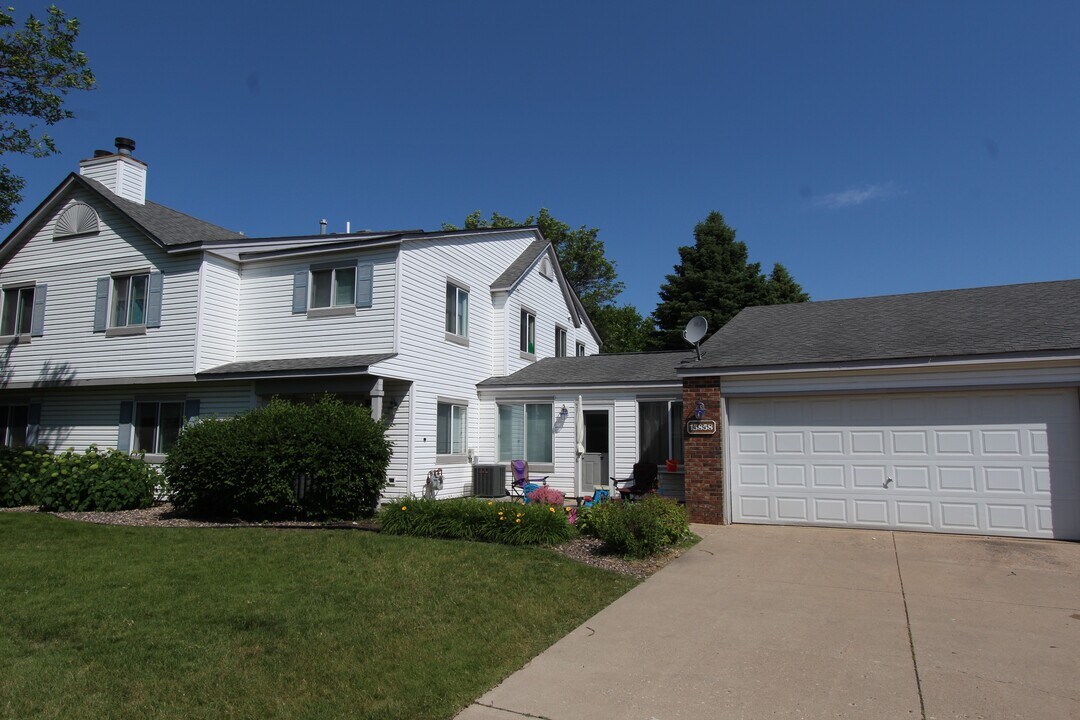 15858 Griffon Path in Apple Valley, MN - Building Photo