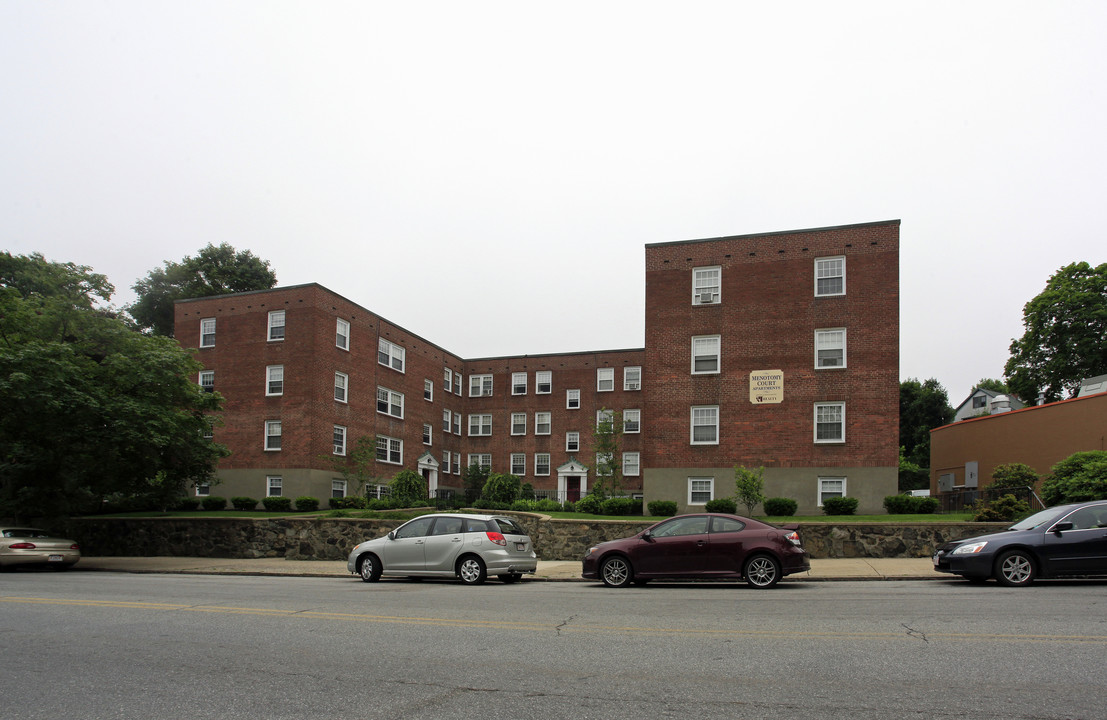 Menotony Court in Arlington, MA - Foto de edificio