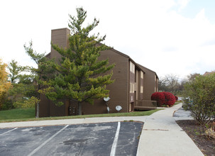 Foxwood Village Apartments in Rockford, IL - Foto de edificio - Building Photo