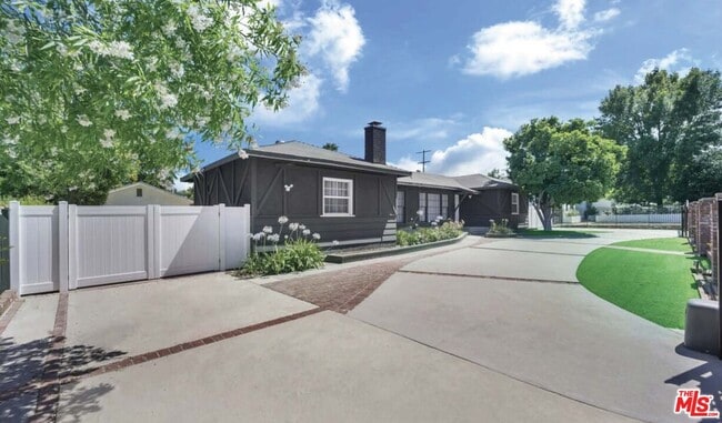 23046 Leonora Dr in Los Angeles, CA - Building Photo - Building Photo