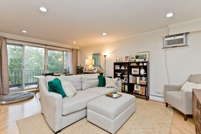 4136 N California Ave, Unit 304 in Chicago, IL - Building Photo - Building Photo