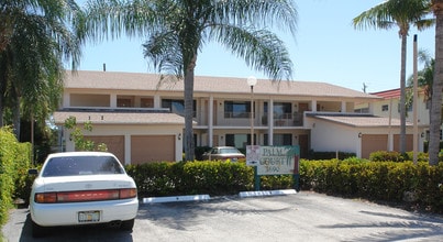 Palm Court in Pompano Beach, FL - Foto de edificio - Building Photo