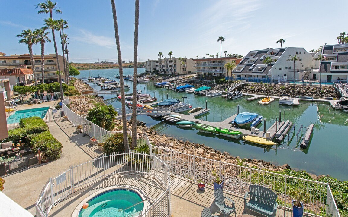 4705 Marina Dr in Carlsbad, CA - Building Photo