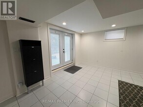 126 Pioneer Ln in Vaughan, ON - Building Photo - Building Photo