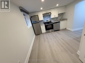 382 Burnhamthorpe Rd in Toronto, ON - Building Photo - Building Photo