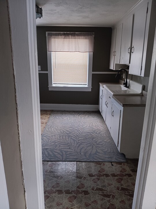 37 Sumner Ave, Unit 2nd fl in Cranston, RI - Building Photo