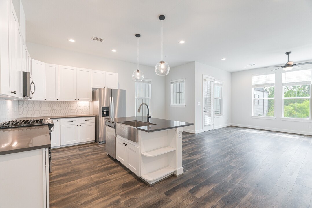 5715 White Magnolia St. in Houston, TX - Building Photo