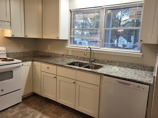 6820 N Ridge Ct in Charlotte, NC - Building Photo - Building Photo