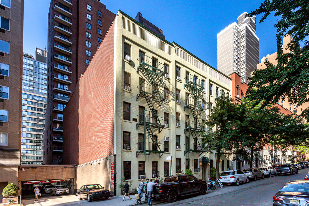 242 E 87th St in New York, NY - Building Photo