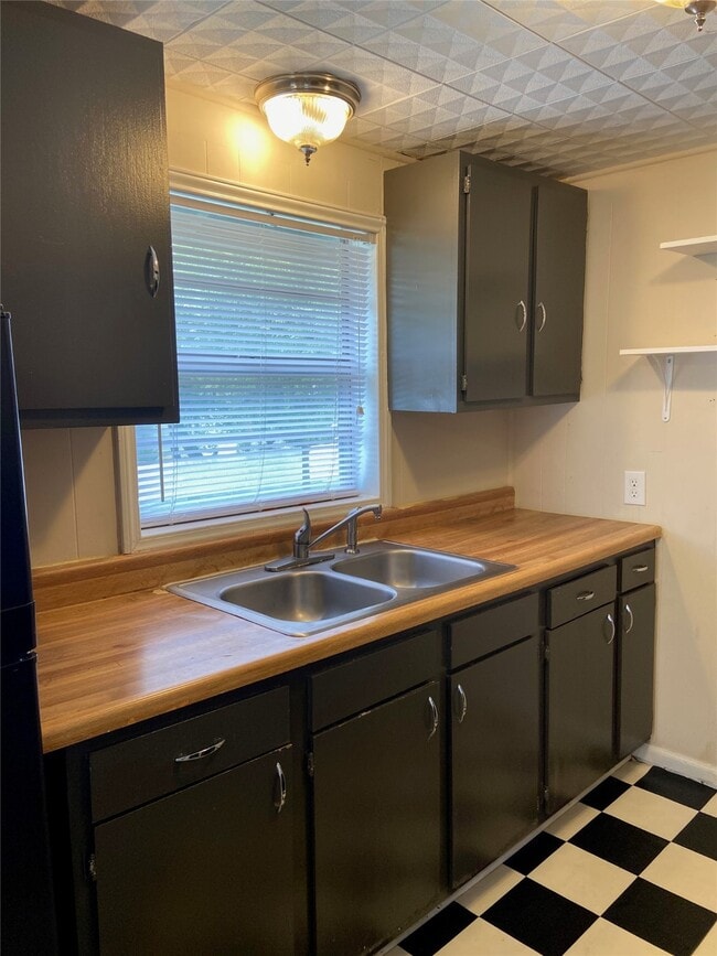 607.5 N Jones St in Baytown, TX - Building Photo - Building Photo