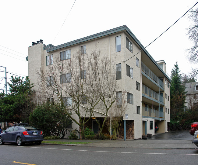 7006 Roosevelt Way NE in Seattle, WA - Building Photo - Building Photo