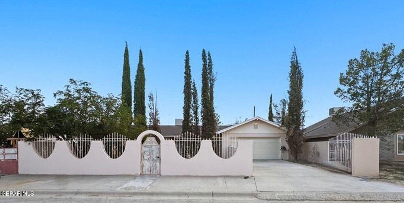 106 Maple Ct in Sunland Park, NM - Building Photo