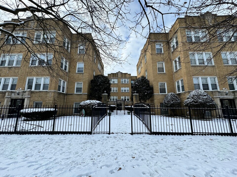 4906 N Saint Louis Ave, Unit 2W in Chicago, IL - Foto de edificio