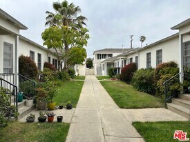 2103 Oak St in Santa Monica, CA - Building Photo