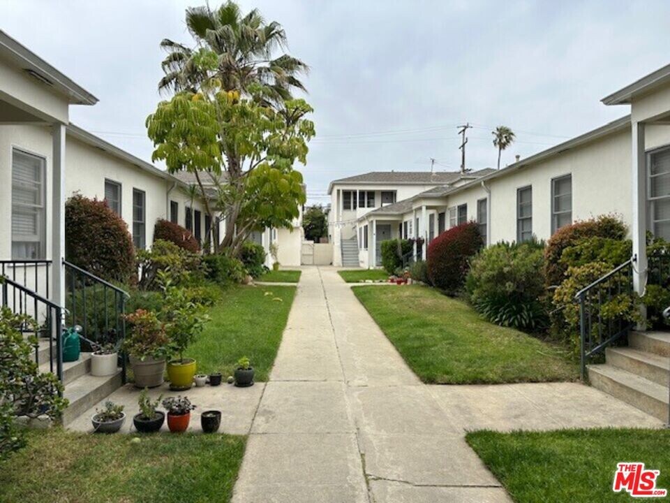 2103 Oak St in Santa Monica, CA - Building Photo