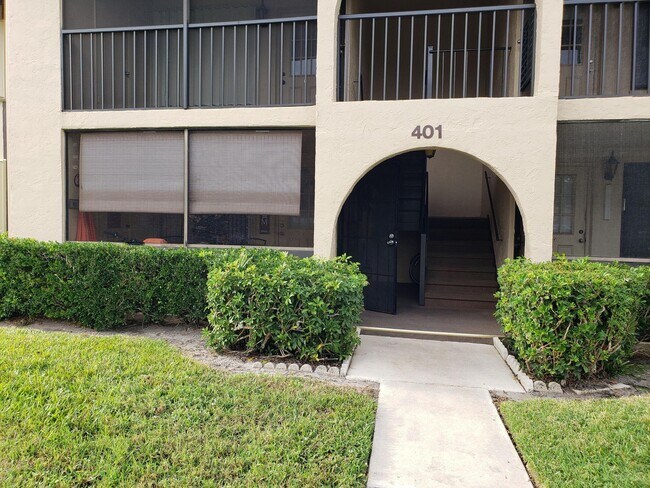 401 Pine Glen Ln in Greenacres, FL - Foto de edificio - Building Photo