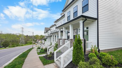 2111 Oakwood Ave in Nashville, TN - Building Photo - Building Photo