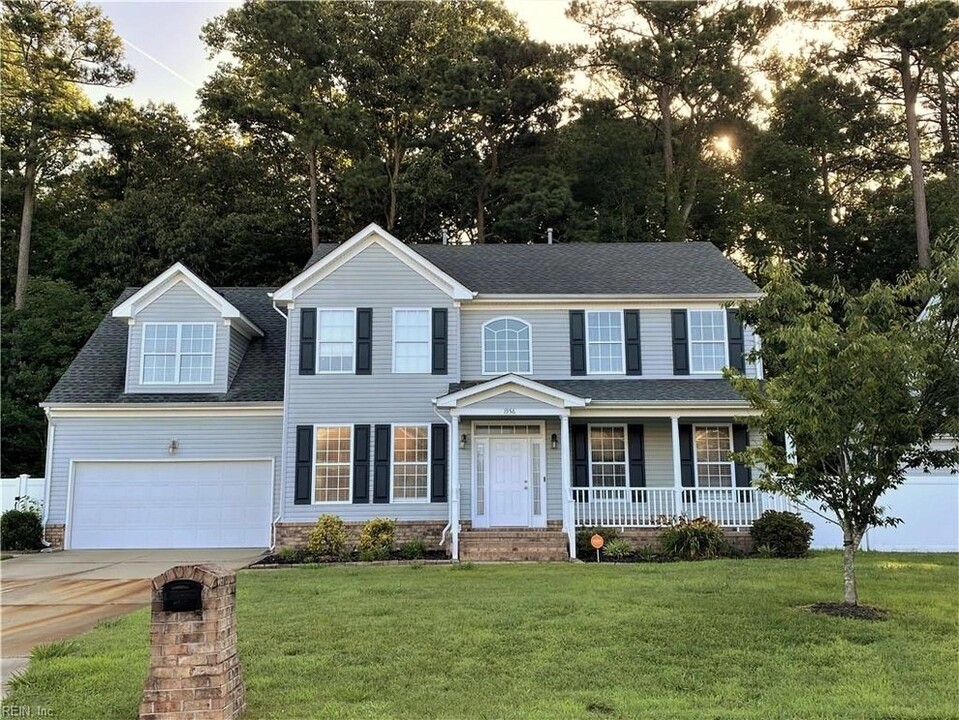 1956 Breck Ave in Virginia Beach, VA - Foto de edificio