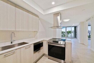 1500 Bay Rd, Unit N-0404 in Miami Beach, FL - Building Photo - Building Photo