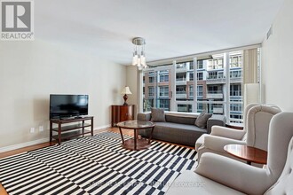 263-263 Wellington St W in Toronto, ON - Building Photo - Building Photo
