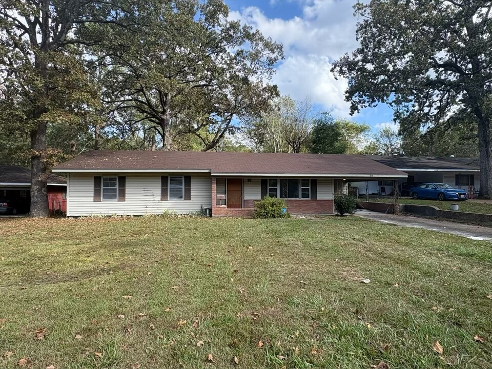 164 Queen Victoria Ln in Jackson, MS - Building Photo